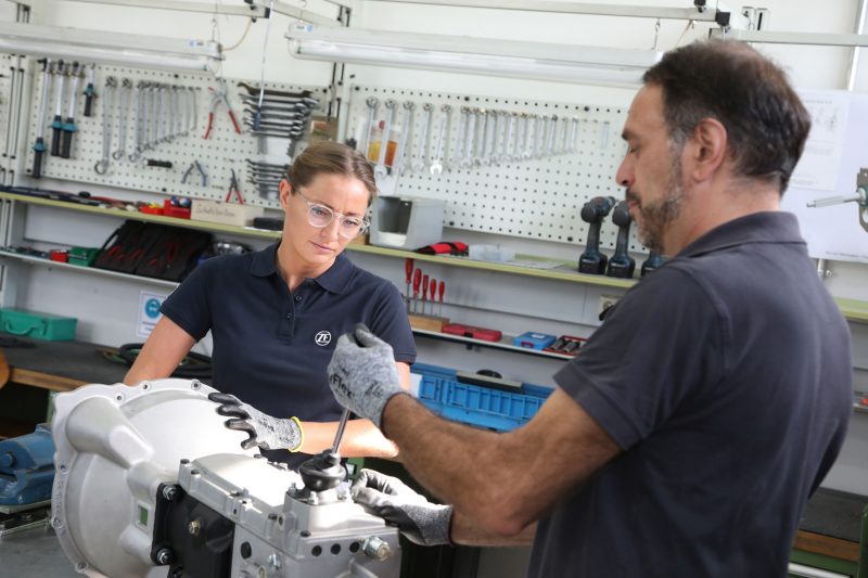 ZF ha riproduce lo storico cambio sportivo S5-325 per l’auto di James Bond, la DB5