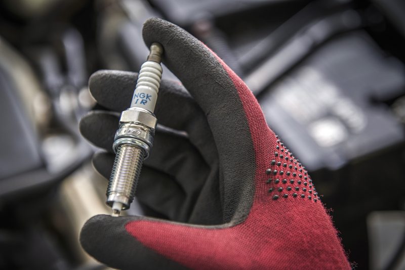 Candele e candelette auto: NGK spiega come evitare i problemi di accensione più comuni