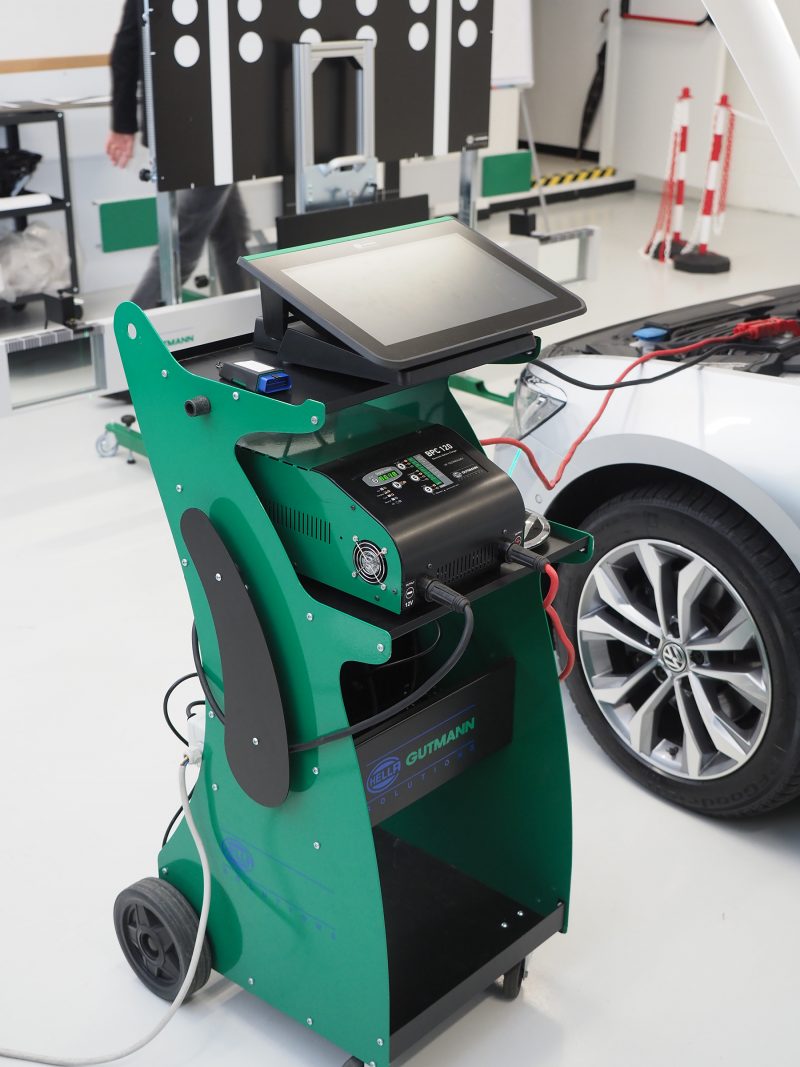 MANTERE ARZILLA LA BATTERIA DELLE AUTO IN OFFICINA CON IL MANTENITORE DI CARICA
