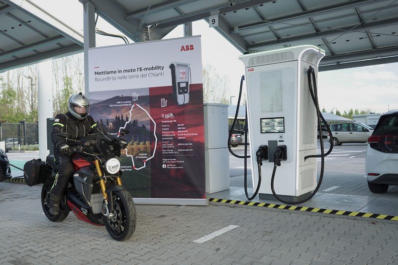 Un tour nella valle del Chianti con moto elettrica promosso da ABB E-mobility