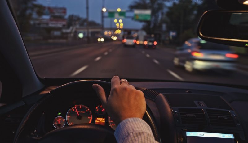 L’auto resta il mezzo preferito per gli spostamenti: gli italiani tornano a muoversi come nel periodo pre-covid