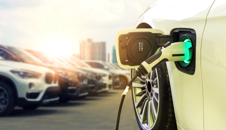 Mercato auto: elettriche e ibride in crescita in UE