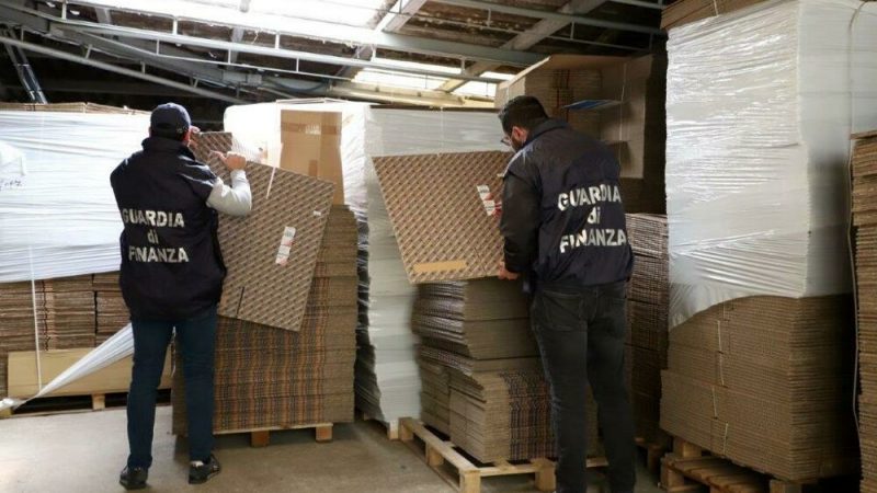 Contraffazione ricambi: la finanza scova una stamperia di loghi falsi nel comasco, scatta maxi-sequestro di ricambi
