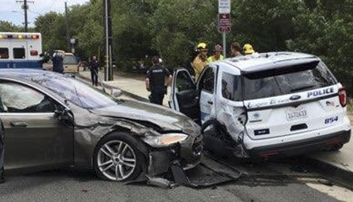 Tesla a guida autonoma si scontra con la Polizia